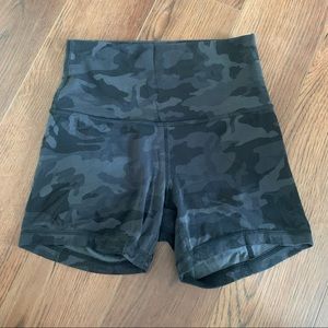 Lululemon Align short 6” size 4 dark camo color